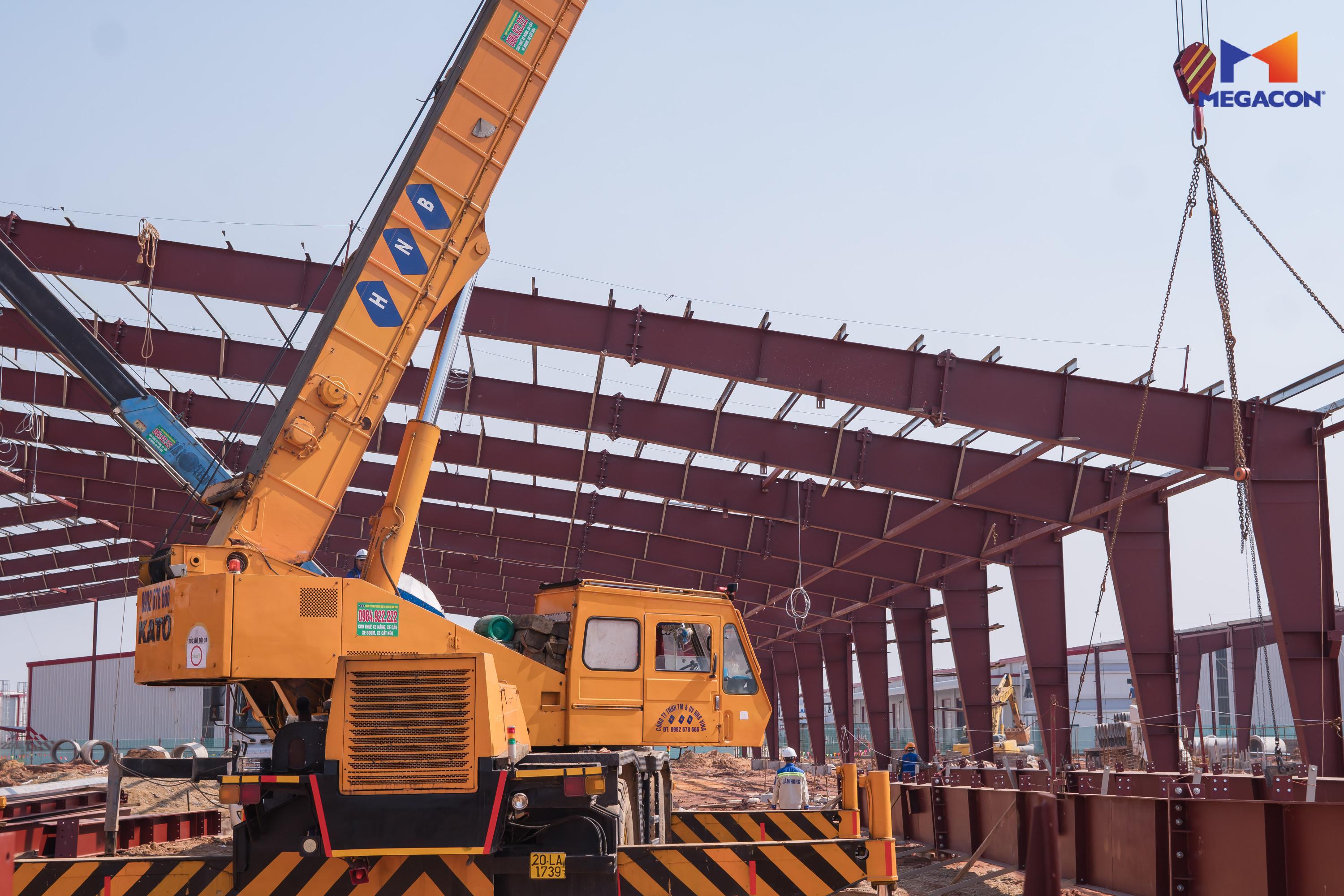 MEGACON lắp dựng kết cấu thép Block 4A khẩu độ 75m tại dự án Trung tâm công nghiệp GNP Yên Bình 2